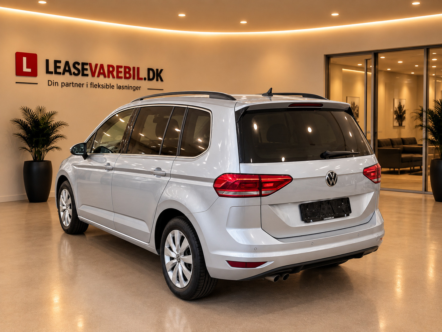 Sølv VW Touran fra 2021