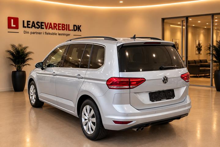 Sølv VW Touran fra 2021