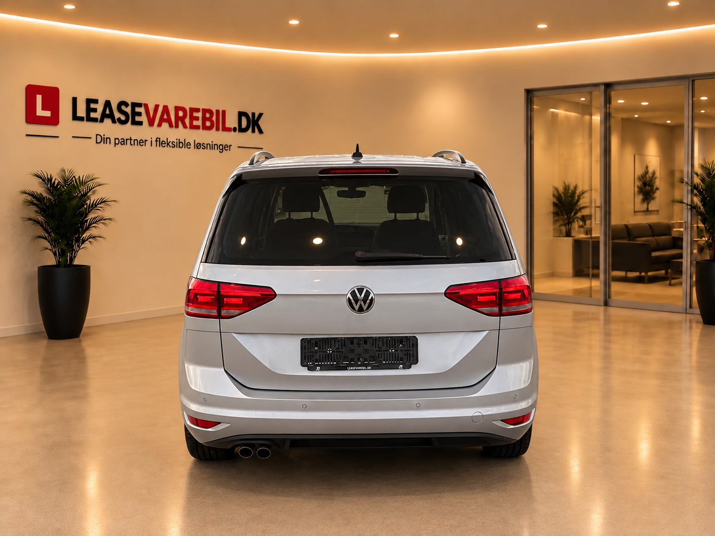Sølv VW Touran fra 2021