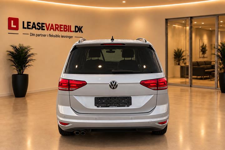 Sølv VW Touran fra 2021