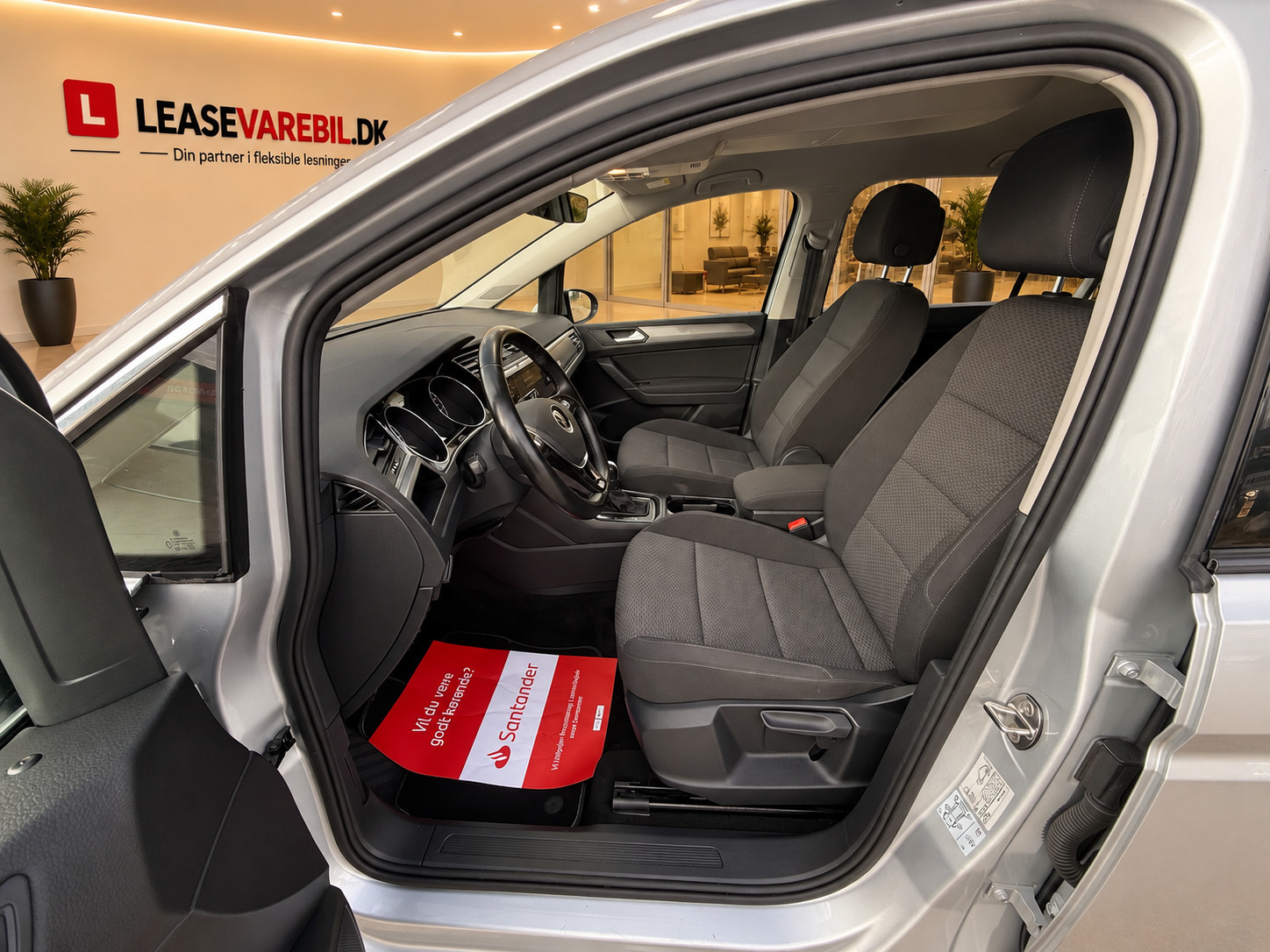 Sølv VW Touran fra 2021