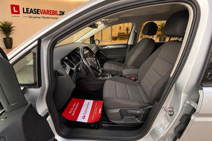 Sølv VW Touran fra 2021