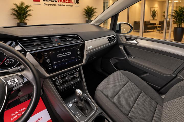 Sølv VW Touran fra 2021