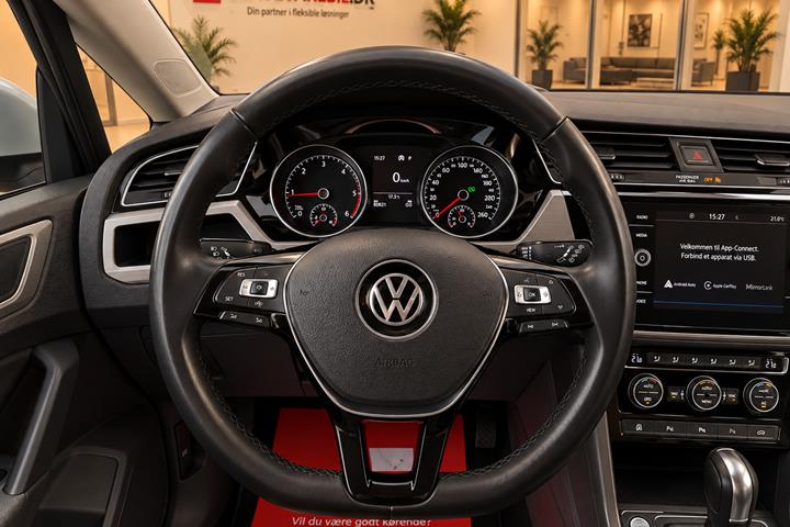 Sølv VW Touran fra 2021