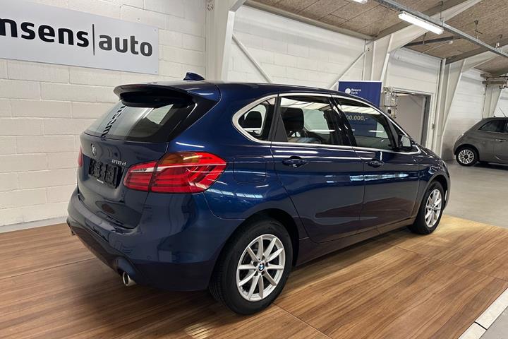 Blå BMW 218d fra 2019