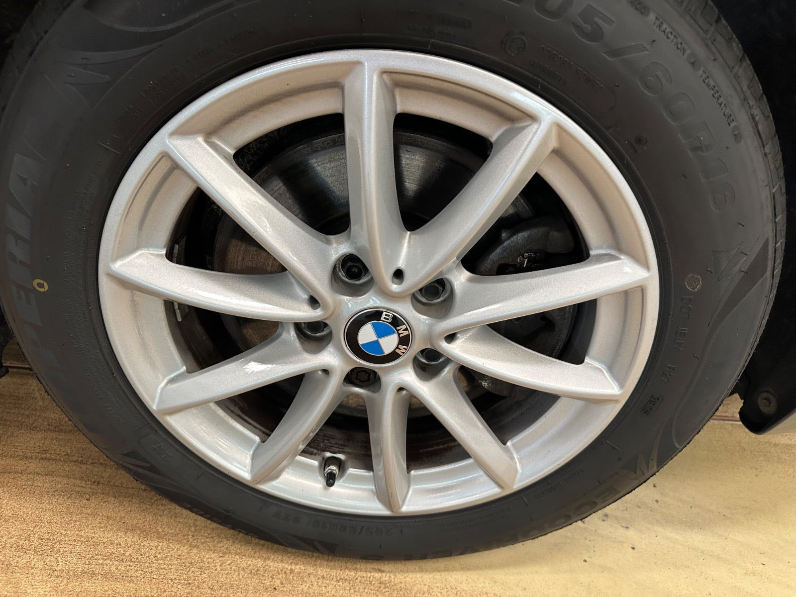 Blå BMW 218d fra 2019