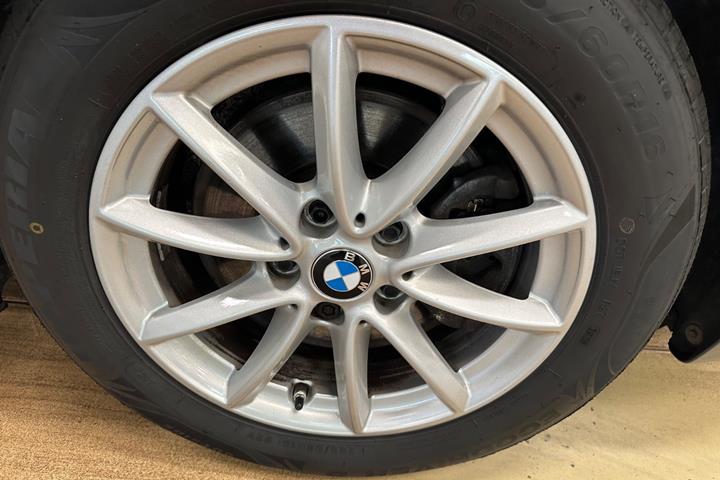 Blå BMW 218d fra 2019