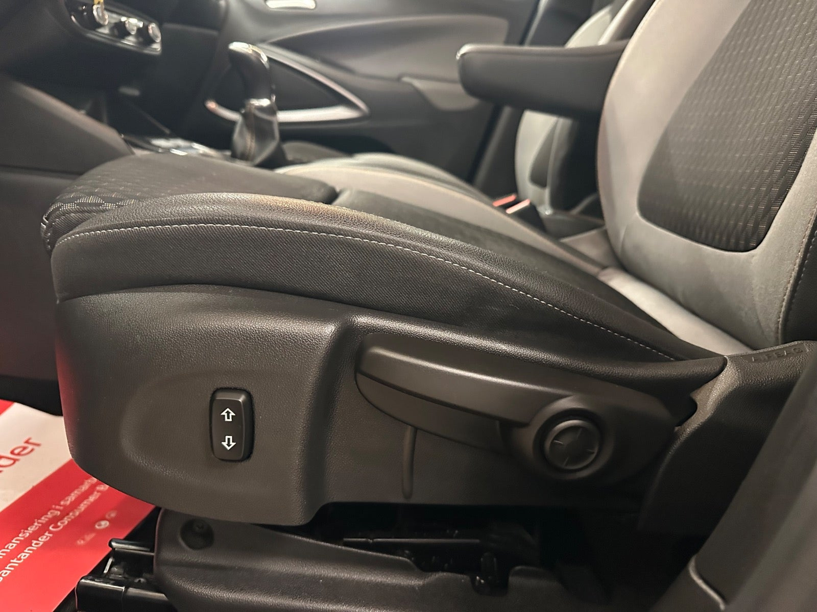 Grå Opel Crossland X fra 2018
