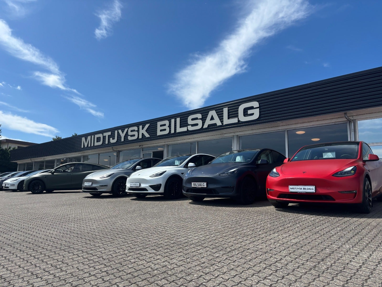 Sort Tesla Model Y fra 2023