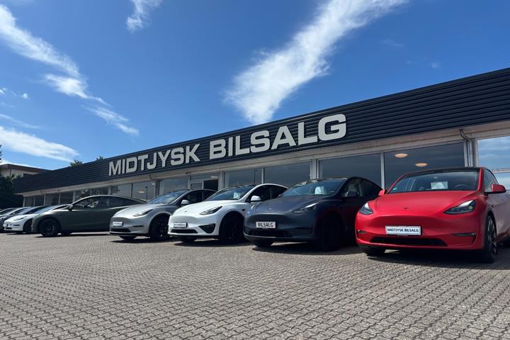 Sort Tesla Model Y fra 2023
