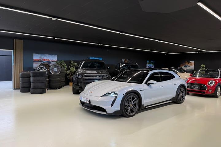 Sort Porsche Taycan 4 fra 2022