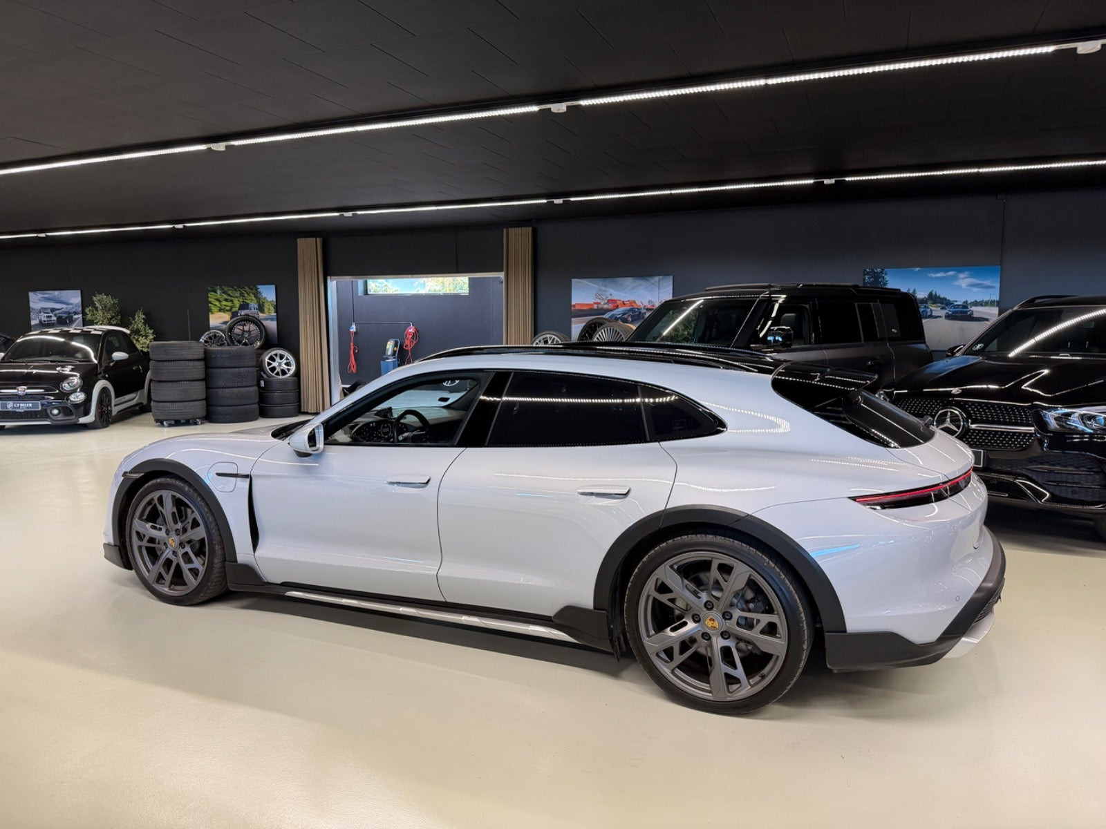 Sort Porsche Taycan 4 fra 2022