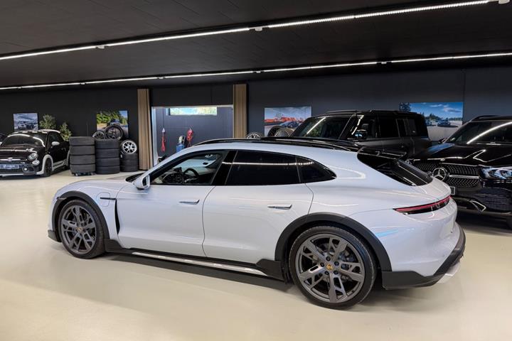 Sort Porsche Taycan 4 fra 2022