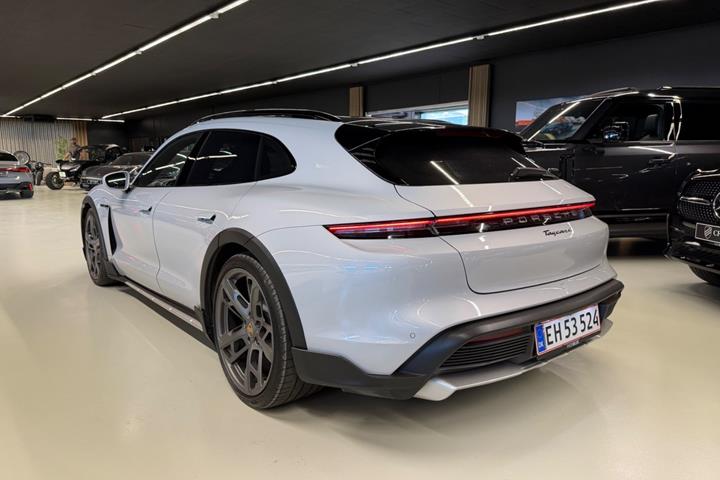 Sort Porsche Taycan 4 fra 2022