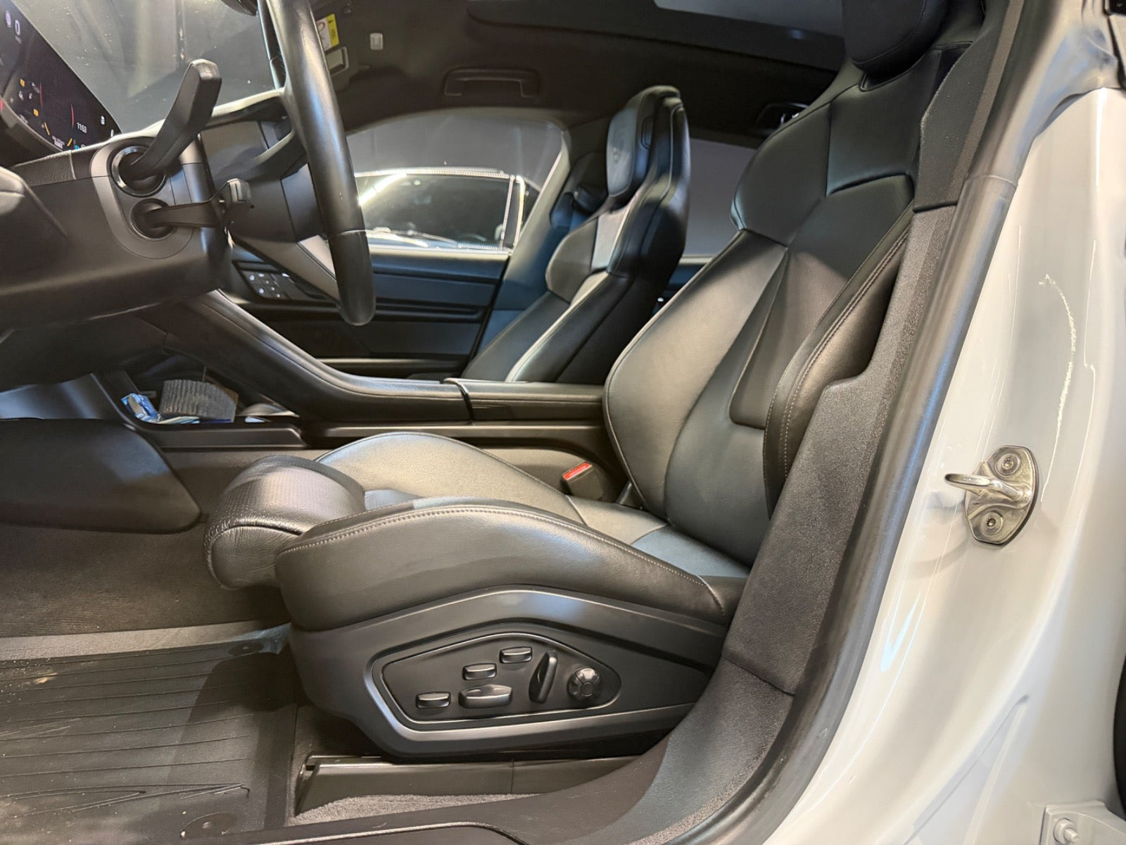 Sort Porsche Taycan 4 fra 2022