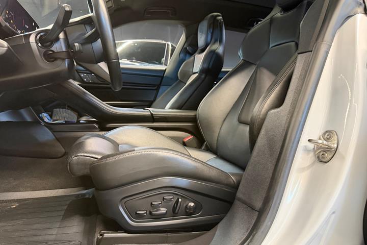 Sort Porsche Taycan 4 fra 2022