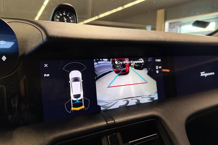 Sort Porsche Taycan 4 fra 2022