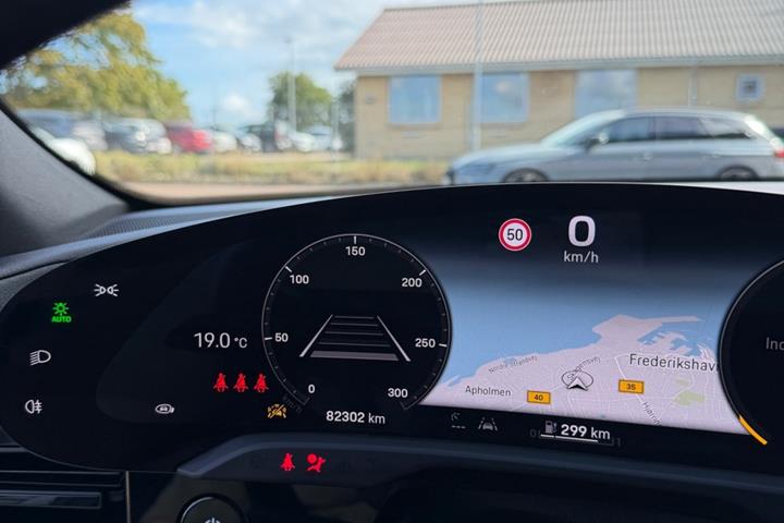 Sort Porsche Taycan 4 fra 2022