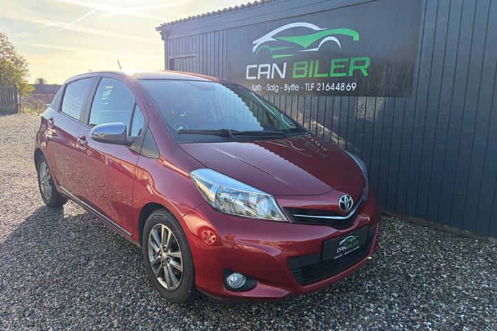 Rød Toyota Yaris fra 2014