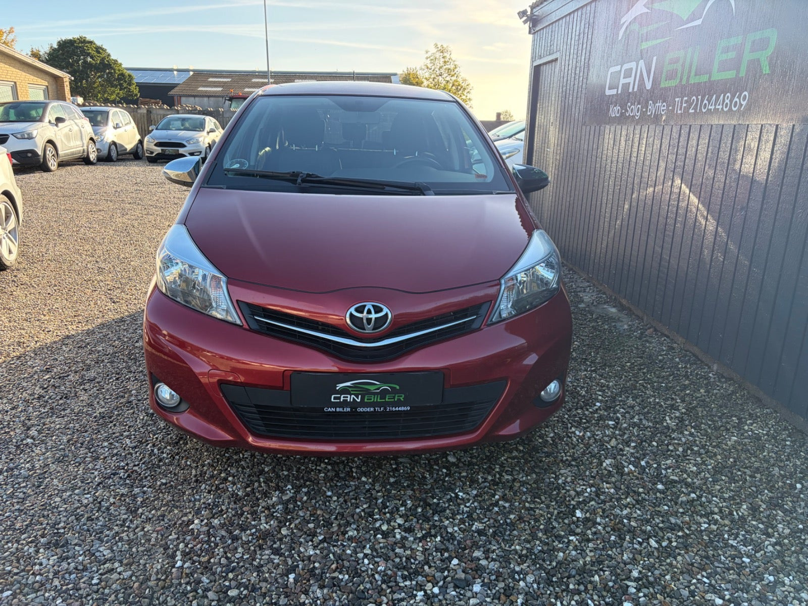 Rød Toyota Yaris fra 2014