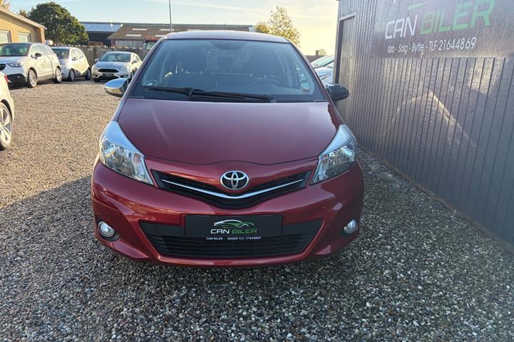 Rød Toyota Yaris fra 2014