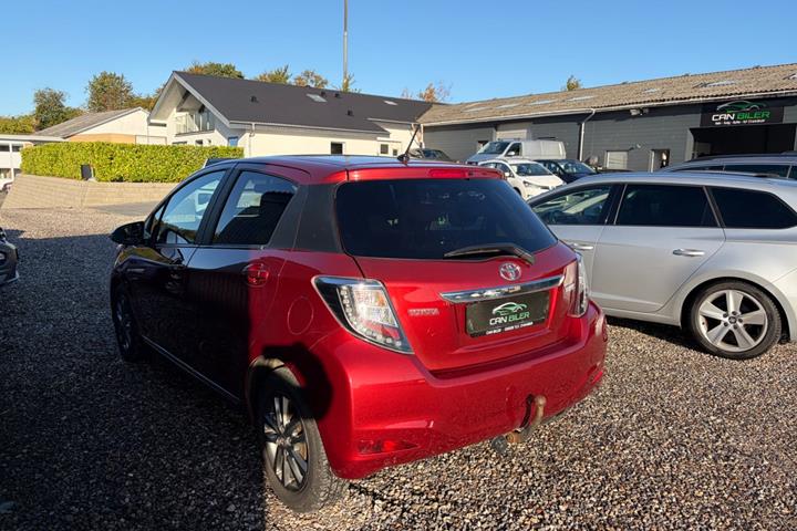 Rød Toyota Yaris fra 2014