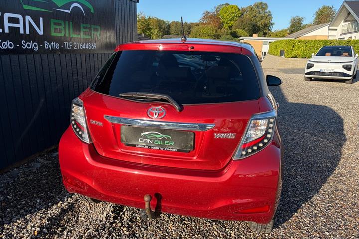 Rød Toyota Yaris fra 2014