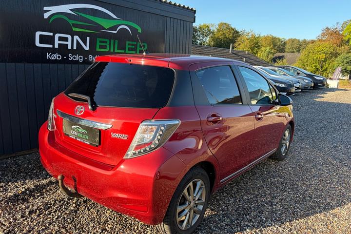 Rød Toyota Yaris fra 2014