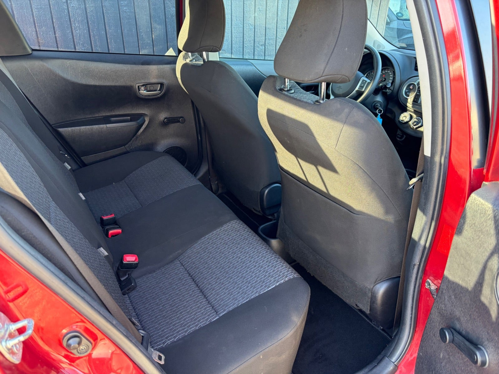 Rød Toyota Yaris fra 2014