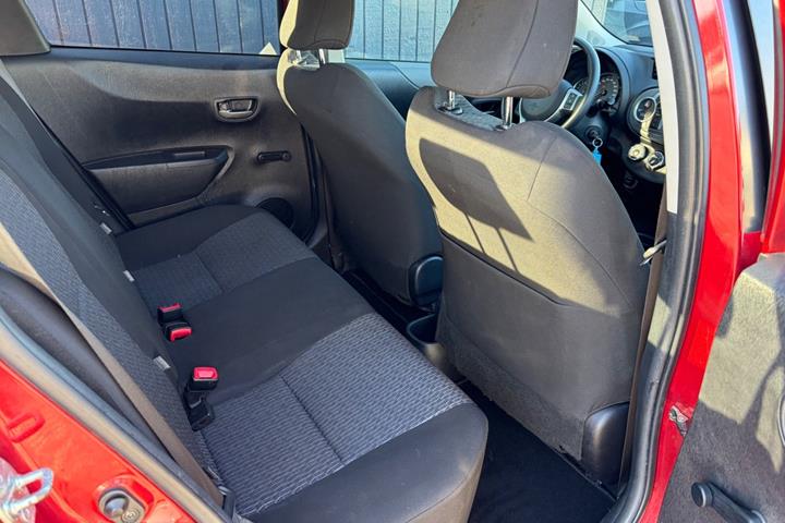 Rød Toyota Yaris fra 2014