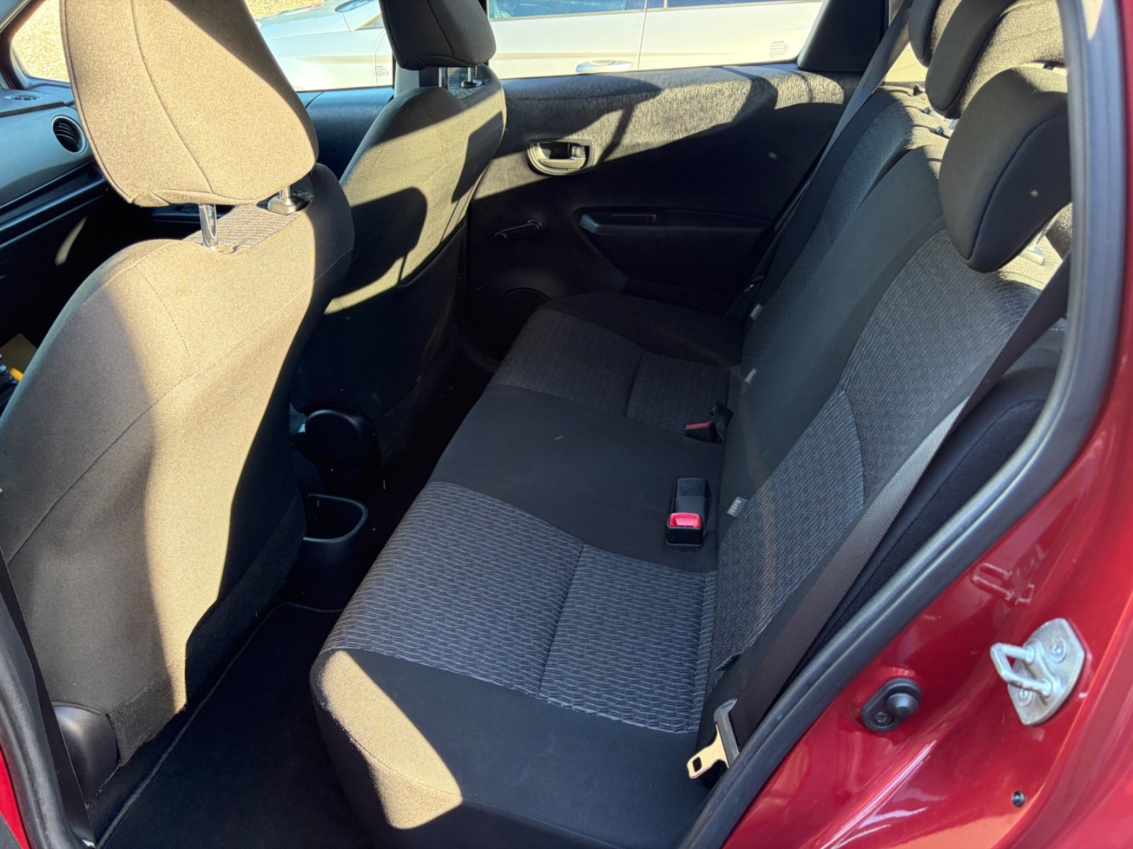 Rød Toyota Yaris fra 2014