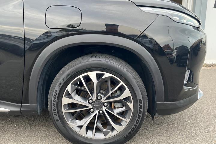 Sort Maxus Euniq6 fra 2023