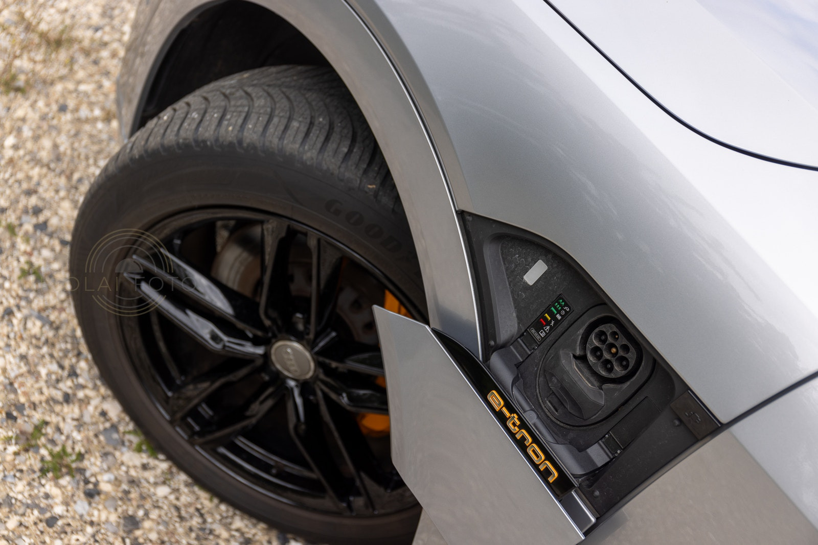 Grå Audi e-tron fra 2019