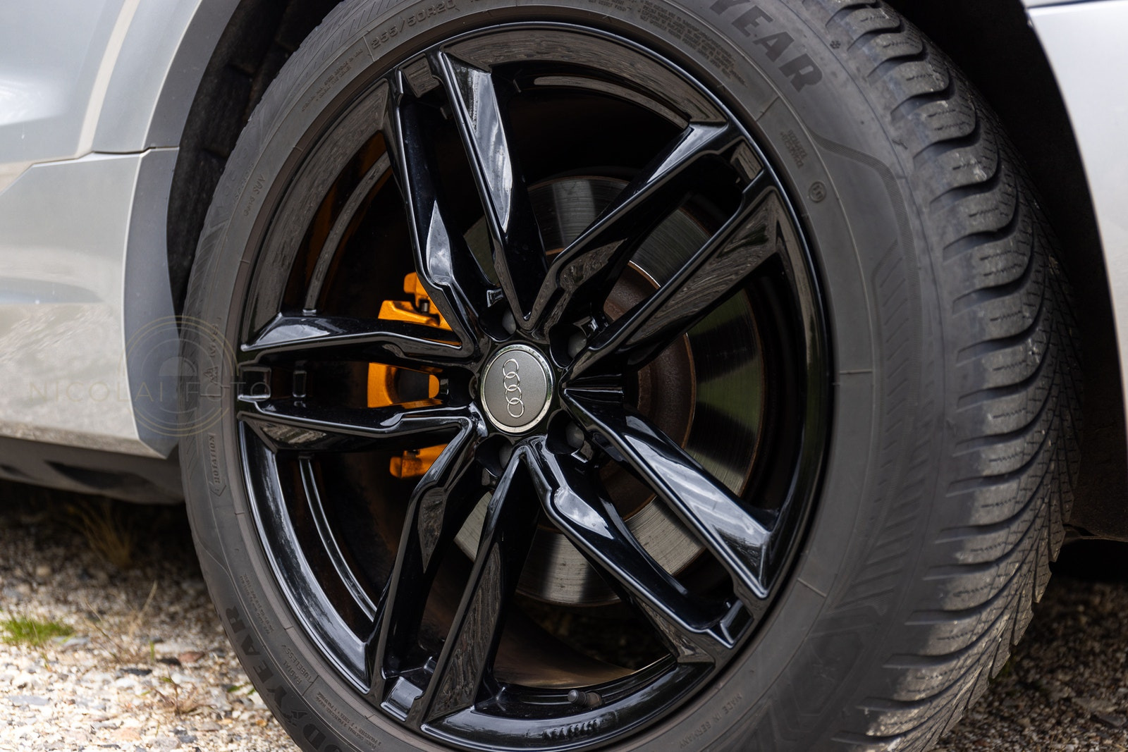 Grå Audi e-tron fra 2019