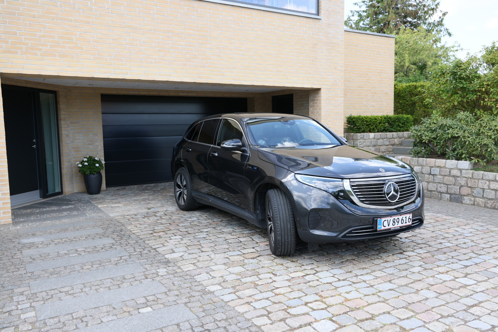 Grå Mercedes EQC fra 2020