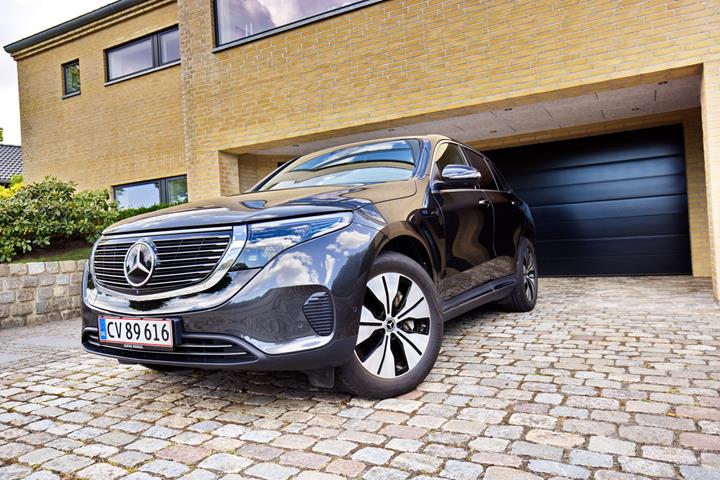 Grå Mercedes EQC fra 2020