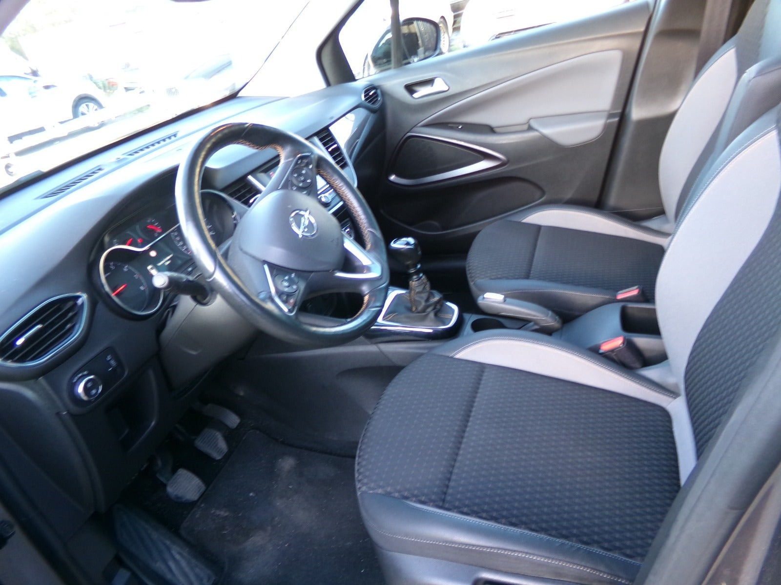 Grå Opel Crossland X fra 2019
