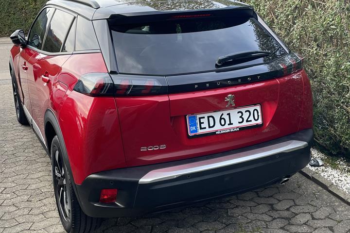 Rød Peugeot 2008 fra 2020