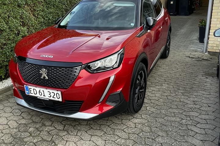 Rød Peugeot 2008 fra 2020