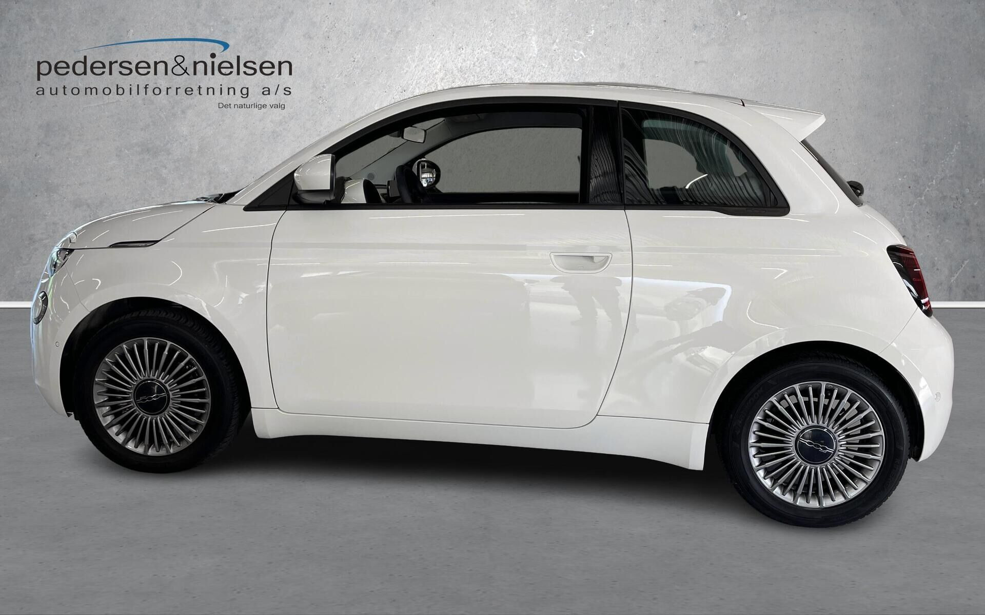 Hvid Fiat 500e fra 2023