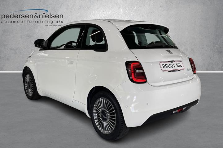 Hvid Fiat 500e fra 2023