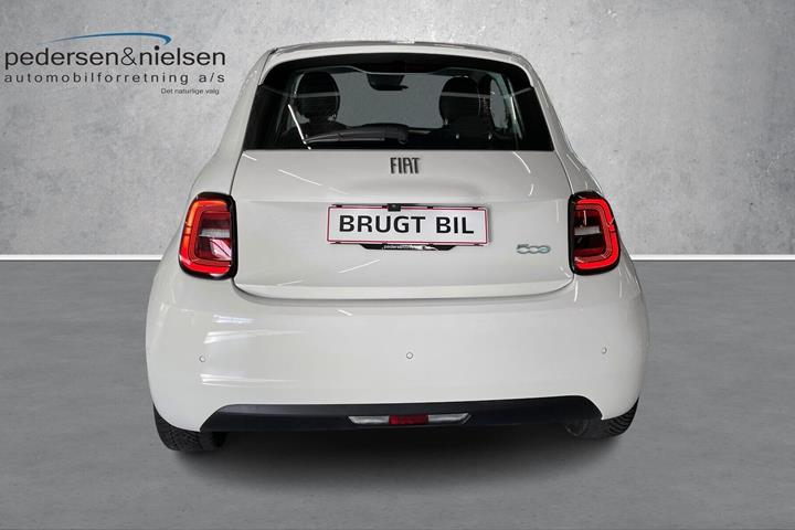 Hvid Fiat 500e fra 2023