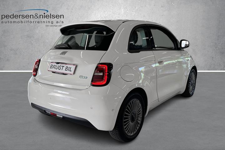 Hvid Fiat 500e fra 2023