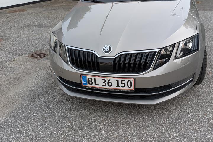 Gul Skoda Octavia fra 2017