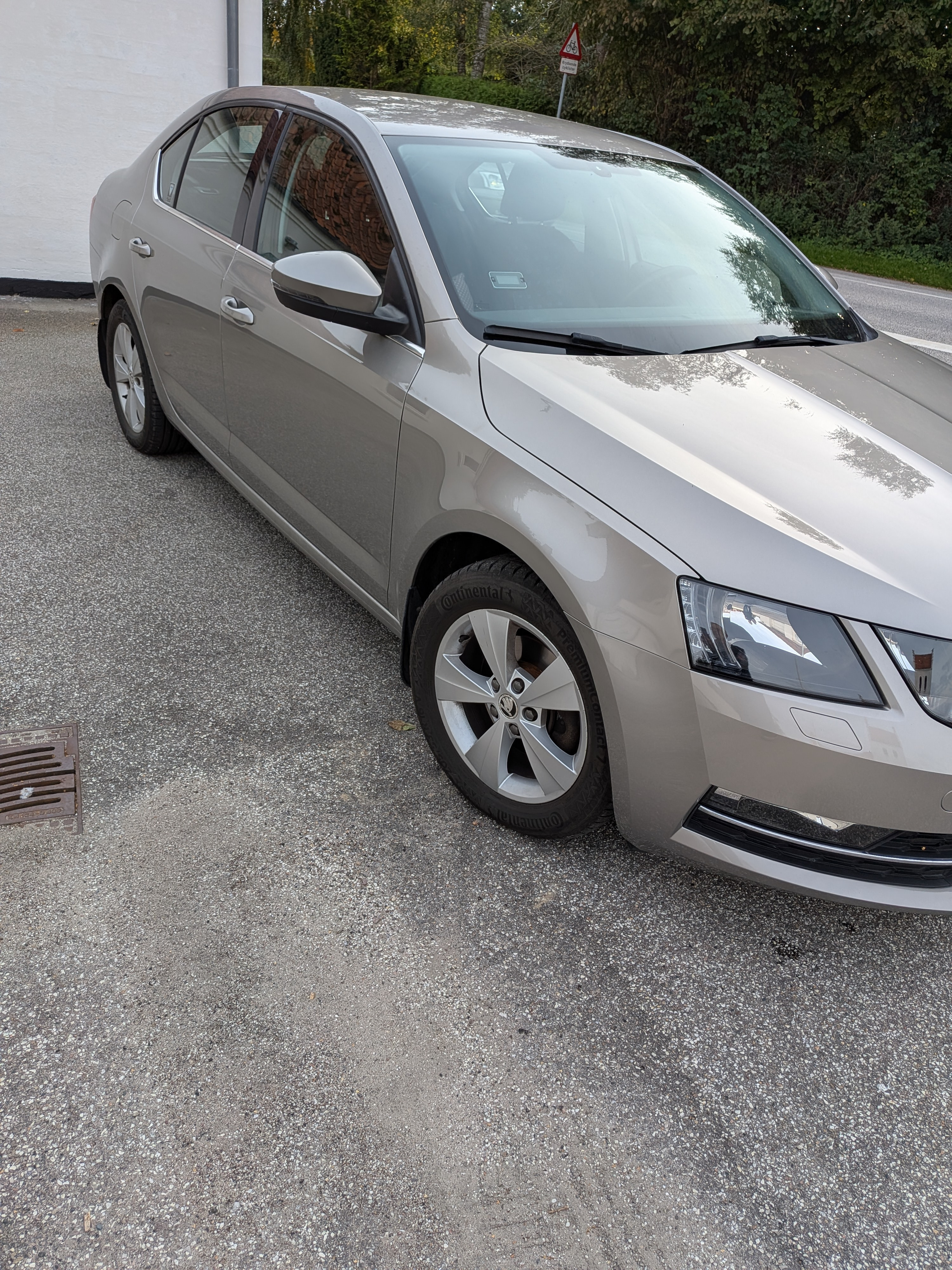Gul Skoda Octavia fra 2017