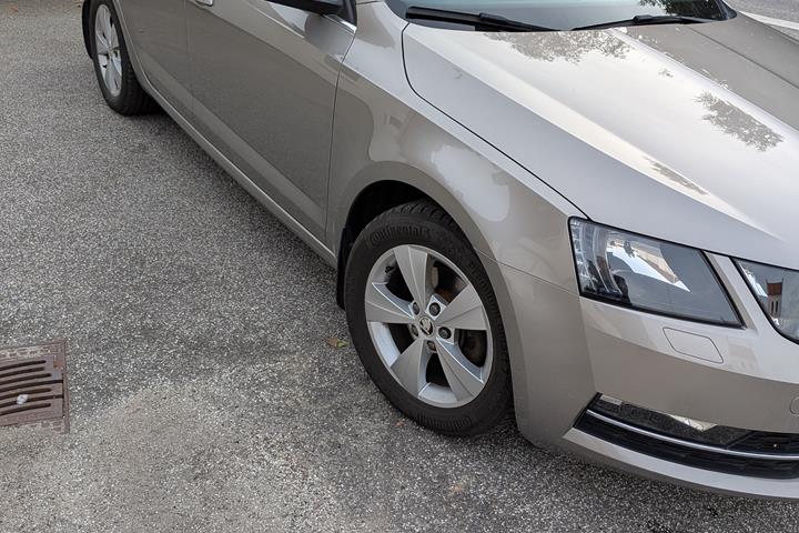 Gul Skoda Octavia fra 2017