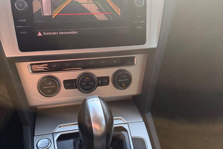 Grå VW Passat fra 2018