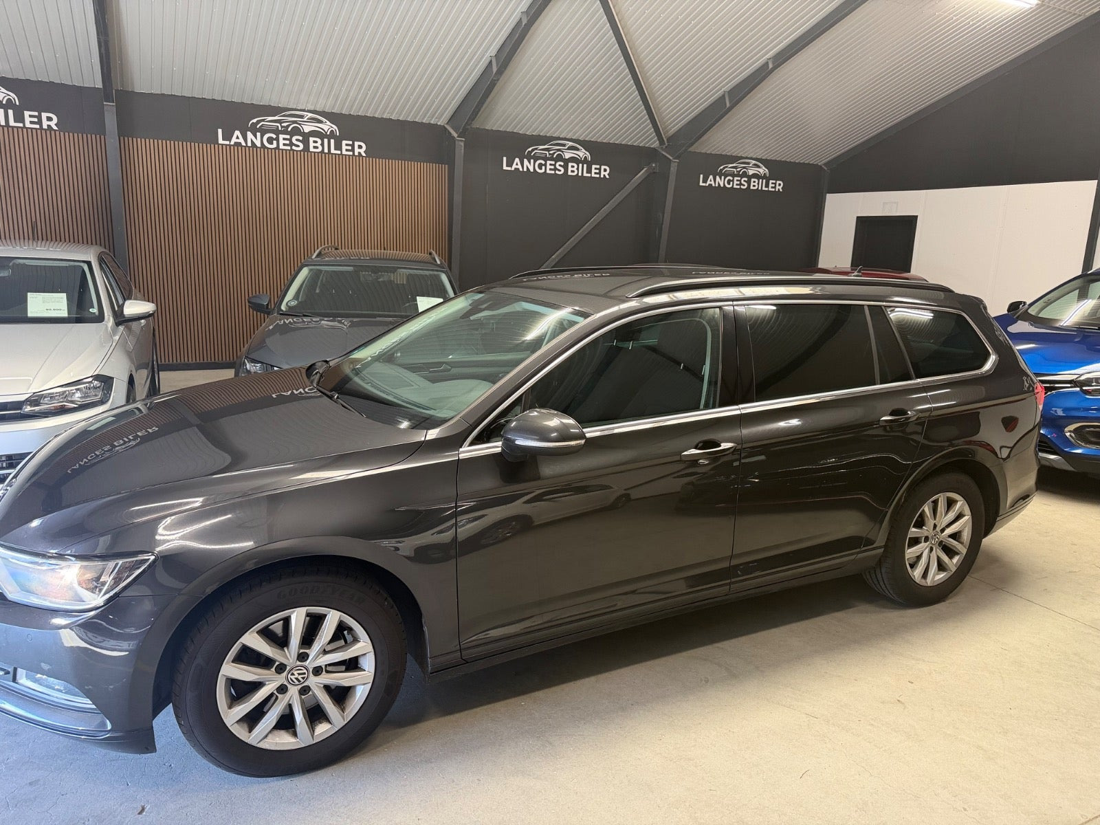Grå VW Passat fra 2018