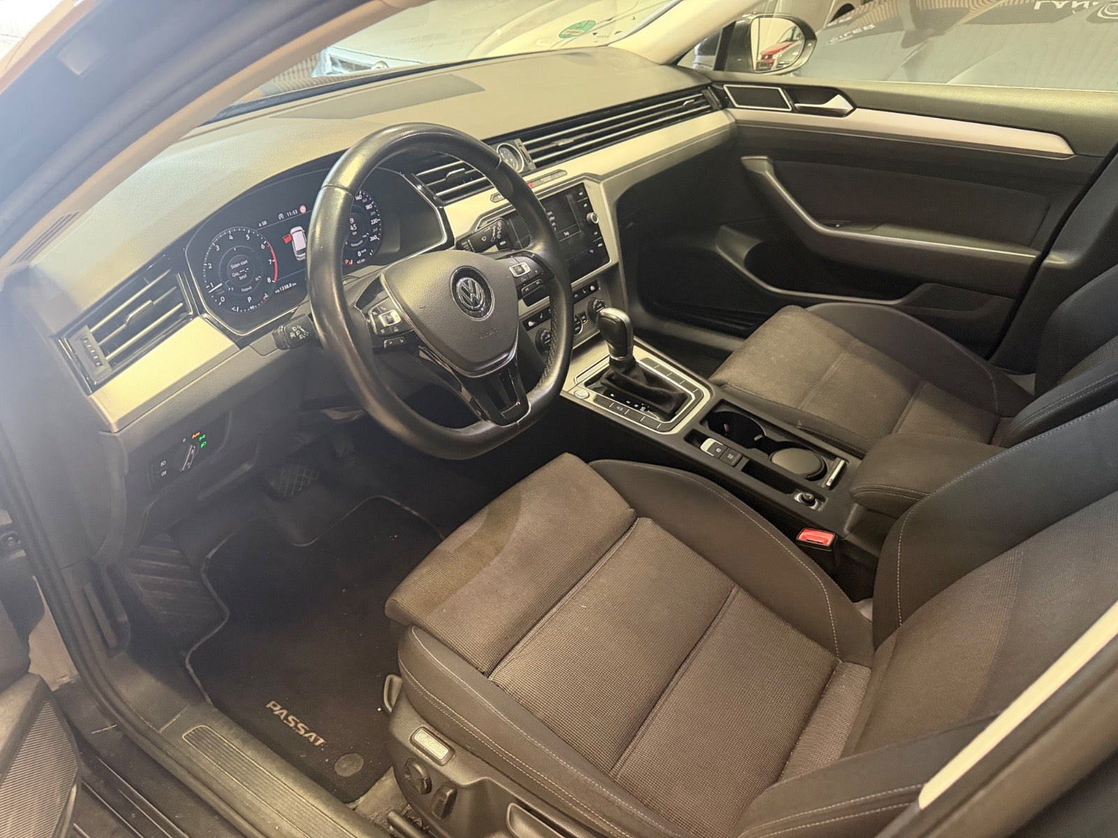 Grå VW Passat fra 2018