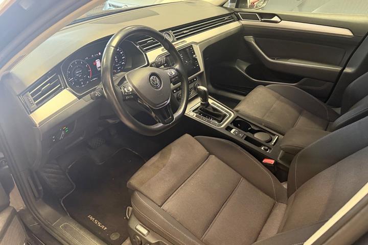 Grå VW Passat fra 2018